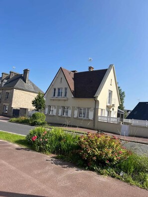 Exterior - Homerez - Spacious House in Montebourg with Garden (Montebourg)