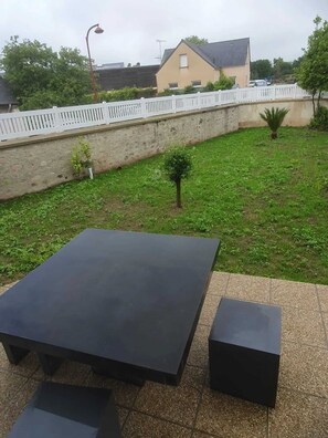 Outdoor dining - Homerez - Spacious House in Montebourg with Garden (Montebourg)