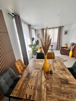 Dining - Homerez - Spacious House in Montebourg with Garden (Montebourg)