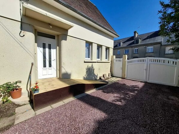 Exterior - Homerez - Spacious House in Montebourg with Garden (Montebourg)