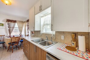 Fridge, microwave, stovetop, dishwasher - High Walkability! Extended Stay in Riverside (Riverside)