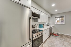 Kjøleskap, mikrobølgeovn, kokeplater og oppvaskmaskin