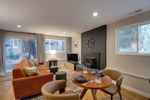 Televisión y chimenea