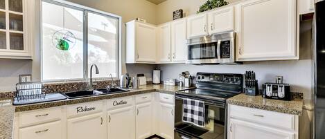 Refrigerador, microondas, parrilla de estufa y lavavajillas