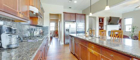 Réfrigérateur, micro-ondes, plaque de cuisson, lave-vaisselle