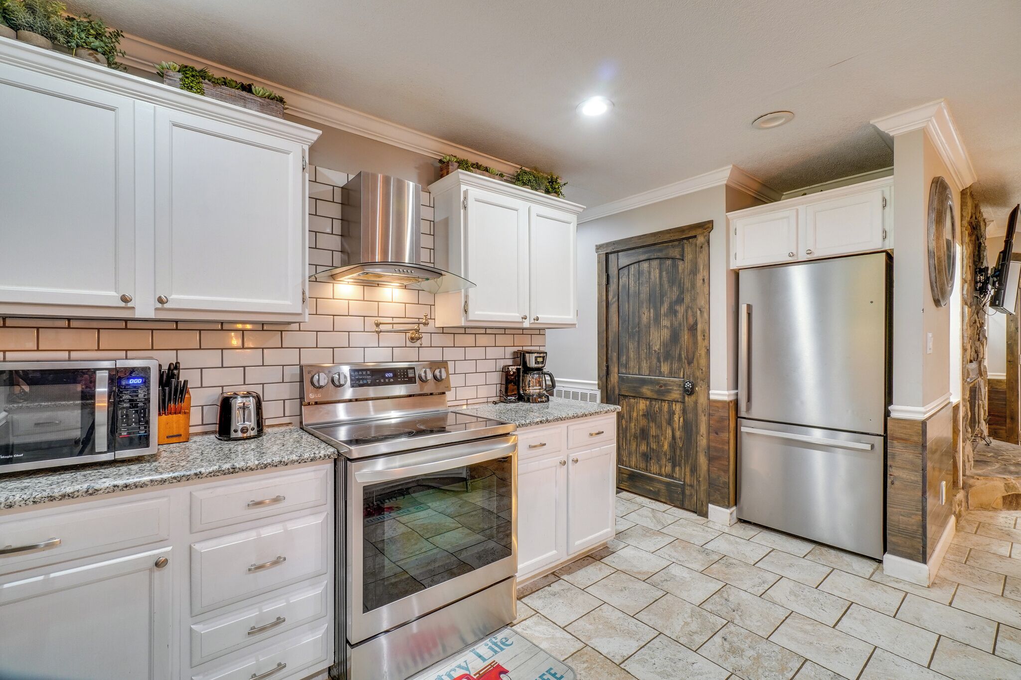 Réfrigérateur, micro-ondes, plaque de cuisson, lave-vaisselle