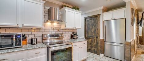 Réfrigérateur, four à micro-ondes, surface de cuisson, lave-vaisselle