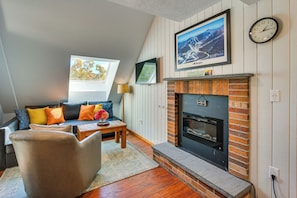 Fernseher, Kamin, Bücher