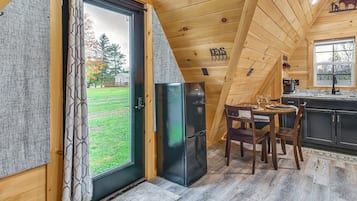 Réfrigérateur, micro-ondes, cafetière/bouilloire, grille-pain