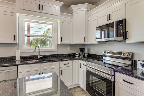 Fridge, microwave, stovetop, dishwasher