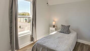 4 bedrooms, iron/ironing board, internet, bed sheets