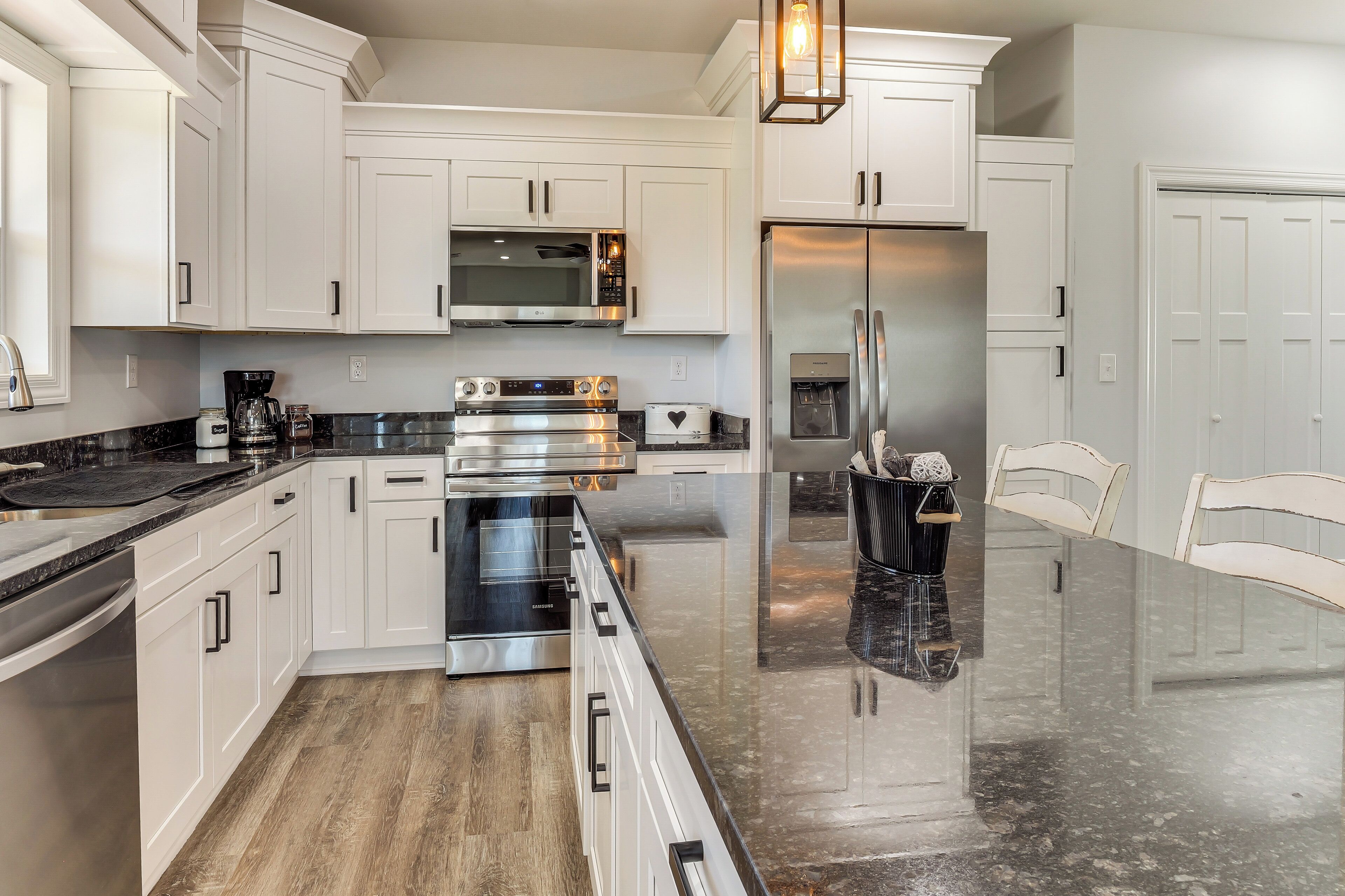 Kjøleskap, mikrobølgeovn, kokeplater og oppvaskmaskin