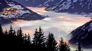 A snow-covered mountain landscape with a valley and a town in the distance. - Beautiful apartment for 2 people with WIFI, TV, balcony and pets allowed (Thurmbach)