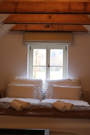 1 bedroom, bed sheets