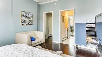 Bureau, fer et planche Ă repasser, accĂšs Internet, draps fournis