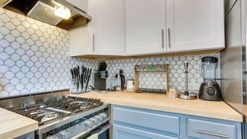 Een koelkast, een magnetron, een kookplaat