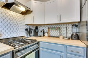 Frigorífic, microones, placa de cuina i cafetera i tetera 