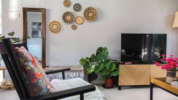 House, 1 Bedroom, Garden View | Living room | Books