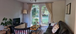 Casa, 1 camera da letto, vista giardino | Soggiorno | Libri