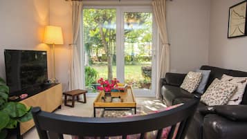 House, 1 Bedroom, Garden View | Living room | Books