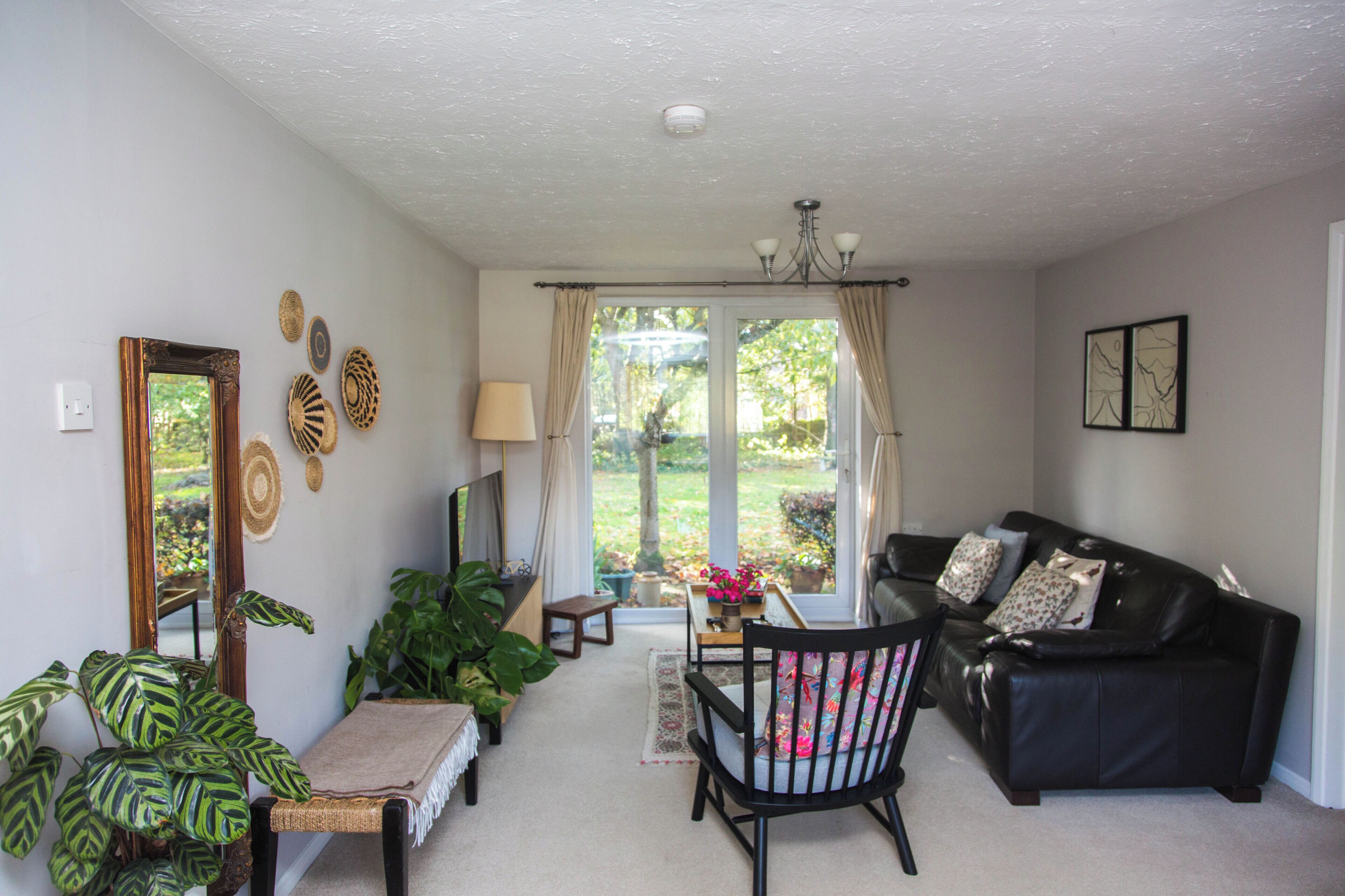 House, 1 Bedroom, Garden View | Living room | Books