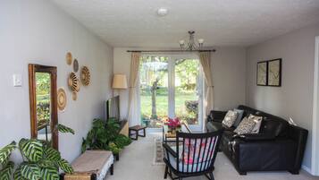 House, 1 Bedroom, Garden View | Living room | Books
