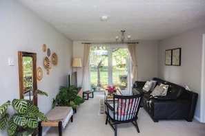 Maison, 1 chambre, vue jardin | Salle de séjour | Livres
