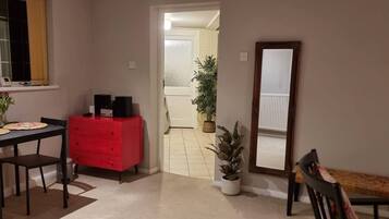 Apartment, 1 Bedroom, Garden View | Dining