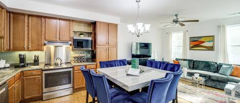 Refrigerador, microondas, placa de cocina, lavavajillas