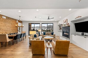 Smart TV, chimenea y libros 