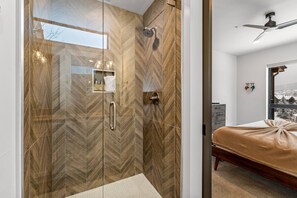 Dusche, Haartrockner, Handtücher, Shampoo