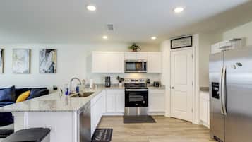 Geladeira, micro-ondas, cooktop, lava-louças