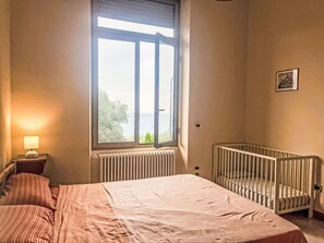 Travel cot, free WiFi