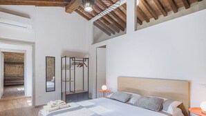 A bedroom with a large bed, a wooden headboard, a bedside table with a lamp, and a wardrobe with a mirror. - Wonderful  villa for 6 people with WIFI, A/C, TV and terrace (San Vito-cerreto)
