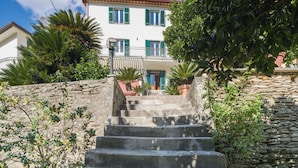 A stone staircase leading to a white building with green shutters and a balcony. - Wonderful  villa for 6 people with WIFI, A/C, TV and terrace (San Vito-cerreto)