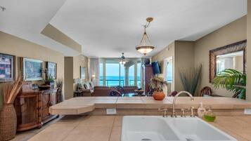 Signature appartement, 2 slaapkamers, balkon, uitzicht op het strand | Privékeuken | Een koelkast, een microgolfoven, een oven, een kookplaat