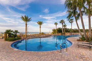 Piscine couverte, piscine extérieure