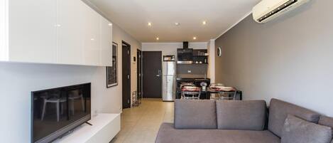 Apartment, Balcony, Mountain View | Living area