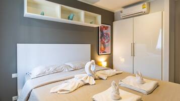 Departamento, balcón, vista a la montaña | Caja de seguridad en la habitación y cortinas blackout