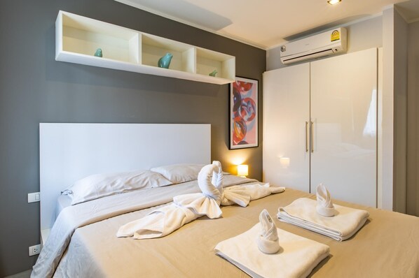 Departamento, balcón, vista a la montaña | Caja de seguridad en la habitación y cortinas blackout