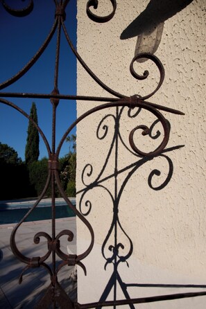 تفاصيل الفندق من الخارج