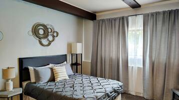 Tabla de planchar con plancha, wifi gratis y ropa de cama