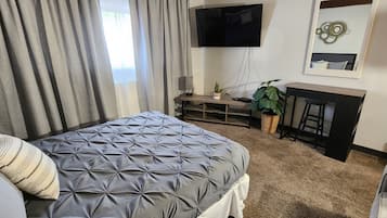 Tabla de planchar con plancha, internet y ropa de cama