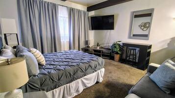 Tabla de planchar con plancha, wifi gratis y ropa de cama