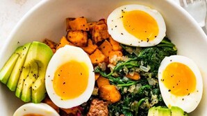 Eine Schüssel mit Essen, darunter Eier, Avocado, Fleisch und Gemüse.