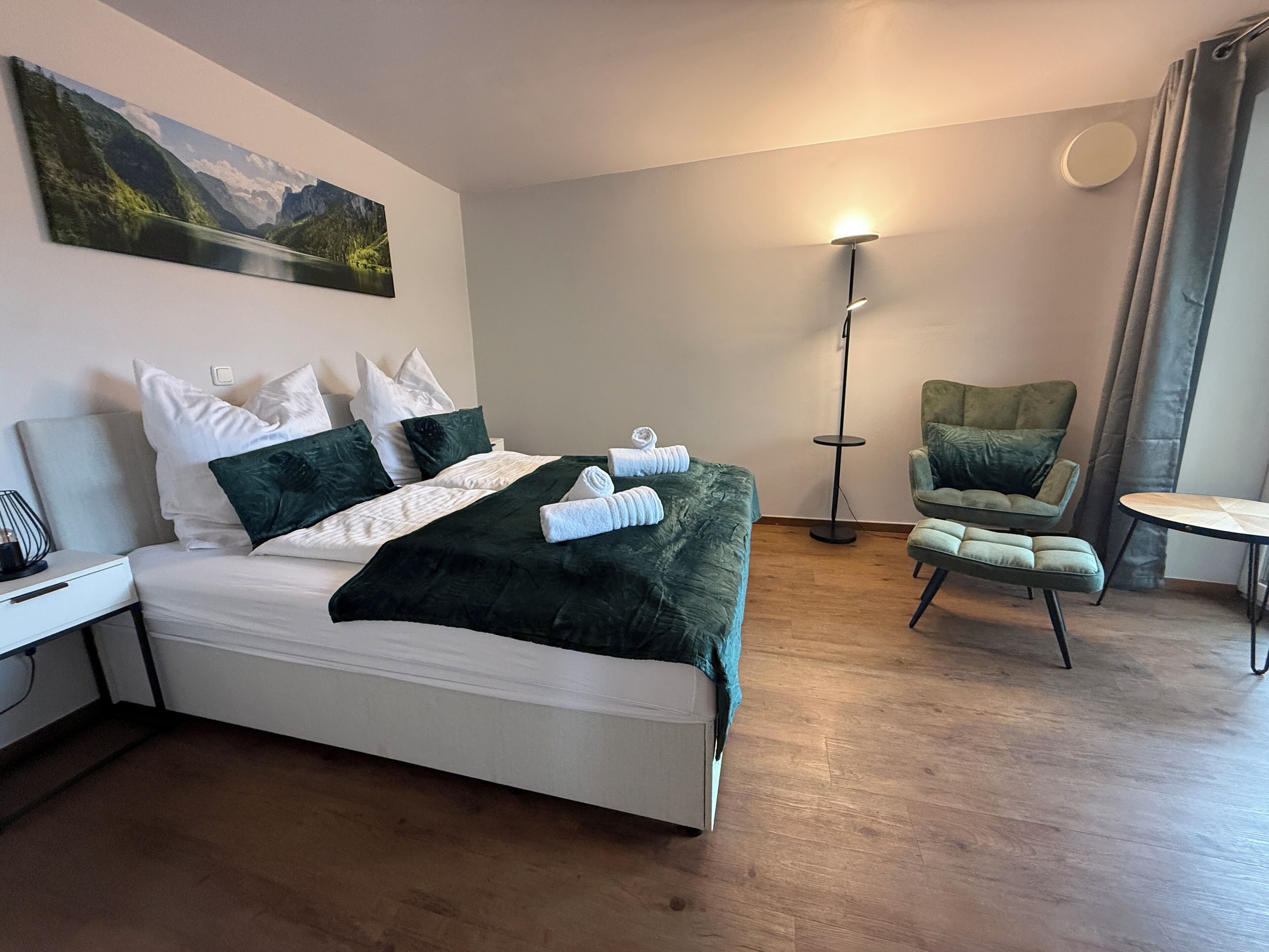 Suite 2 - Erdgeschoss mit Balkon-Schlafzimmer mit Sitzbereich