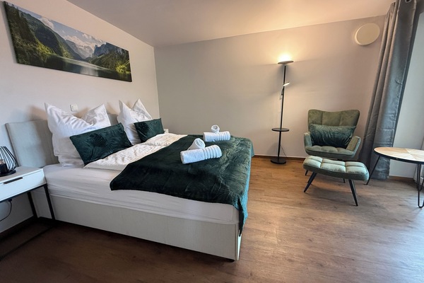 Suite 2 - Erdgeschoss mit Balkon-Schlafzimmer mit Sitzbereich