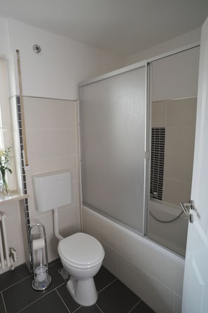 Haartrockner, Handtücher, Seife, Toilettenpapier
