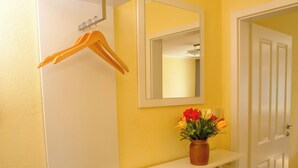 Un bany amb un lavabo blanc, un mirall i un ram de flors.