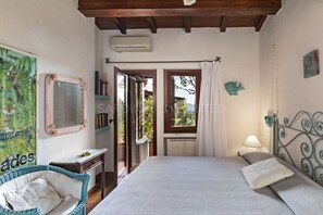 4 bedrooms, travel crib